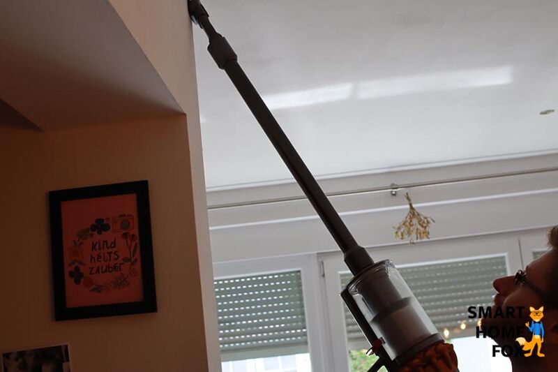 The V15 Detect as a cordless hand vacuum cleaner: Vacuuming the ceiling